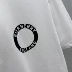 Burberry高仿白色LOGO打底T恤三標齊全剪裁俐落2025春夏抗皺親膚款