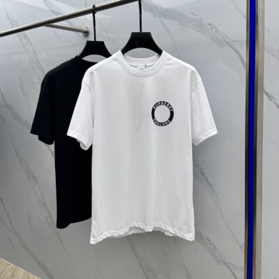 Burberry高仿白色LOGO打底T恤三標齊全剪裁俐落2025春夏抗皺親膚款