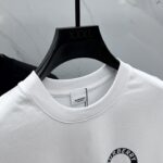 Burberry高仿白色LOGO打底T恤三標齊全剪裁俐落2025春夏抗皺親膚款