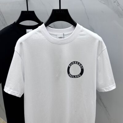 Burberry高仿白色LOGO打底T恤三標齊全剪裁俐落2025春夏抗皺親膚款