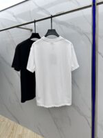 Burberry高仿白色LOGO打底T恤三標齊全剪裁俐落2025春夏抗皺親膚款