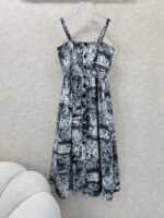 Dior 精品仿製叢林動物印花吊帶長裙 高級灰色系 單排扣收腰大擺設計