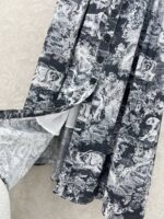 Dior 精品仿製叢林動物印花吊帶長裙 高級灰色系 單排扣收腰大擺設計
