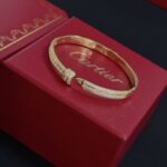 【HK高仿奢侈品】 本公司是自2017成立以來，已經營多年的專業高仿奢侈品企業。 本網站秉承誠信經營理念，出售的商品皆整理、質檢至最新、最好的狀況， 並享有完善的售後服務，讓您買得安心，用得安心。 【購買須知】 (1)本公司絕承諾不會以次充好，售價公道實在、童叟無欺、絕對低於市場價，歡迎多方詢問。 (2)網站上商品多平台同步販售，下單前請添加line 或郵箱諮詢客服。 (3)由於網站商品太多，尺寸數據不能逐個測量，請用line或郵箱聯絡客服確認。 (4)發貨前客服會通過郵件或者line發送的商品視頻進行確認。 卡地亞 Cartier 鑲鑽手鐲｜高端定制 V金材質｜經典豹頭男女款