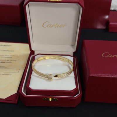 【HK高仿奢侈品】 本公司是自2017成立以來，已經營多年的專業高仿奢侈品企業。 本網站秉承誠信經營理念，出售的商品皆整理、質檢至最新、最好的狀況， 並享有完善的售後服務，讓您買得安心，用得安心。 【購買須知】 (1)本公司絕承諾不會以次充好，售價公道實在、童叟無欺、絕對低於市場價，歡迎多方詢問。 (2)網站上商品多平台同步販售，下單前請添加line 或郵箱諮詢客服。 (3)由於網站商品太多，尺寸數據不能逐個測量，請用line或郵箱聯絡客服確認。 (4)發貨前客服會通過郵件或者line發送的商品視頻進行確認。 卡地亞 Cartier 鑲鑽手鐲｜高端定制 V金材質｜經典豹頭男女款