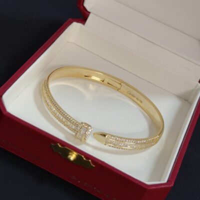 【HK高仿奢侈品】 本公司是自2017成立以來，已經營多年的專業高仿奢侈品企業。 本網站秉承誠信經營理念，出售的商品皆整理、質檢至最新、最好的狀況， 並享有完善的售後服務，讓您買得安心，用得安心。 【購買須知】 (1)本公司絕承諾不會以次充好，售價公道實在、童叟無欺、絕對低於市場價，歡迎多方詢問。 (2)網站上商品多平台同步販售，下單前請添加line 或郵箱諮詢客服。 (3)由於網站商品太多，尺寸數據不能逐個測量，請用line或郵箱聯絡客服確認。 (4)發貨前客服會通過郵件或者line發送的商品視頻進行確認。 卡地亞 Cartier 鑲鑽手鐲｜高端定制 V金材質｜經典豹頭男女款