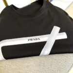 Prada 高仿小熊圖案短袖T恤 潮流減齡百搭款 SS25春夏新作義式簡約風
