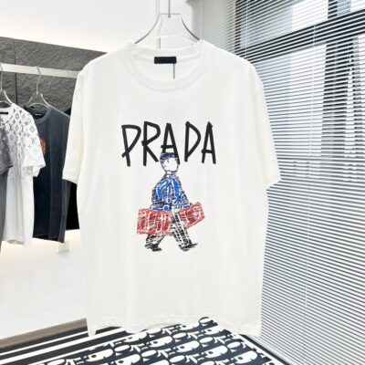 Prada 精品仿製短袖T恤 小人手提箱印花 潮流寬鬆落肩 白色24春夏百搭新作