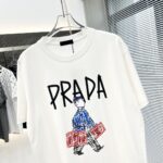 Prada 精品仿製短袖T恤 小人手提箱印花 潮流寬鬆落肩 白色24春夏百搭新作