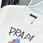 Prada 精品仿製短袖T恤 小人手提箱印花 潮流寬鬆落肩 白色24春夏百搭新作