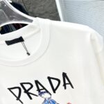 Prada 精品仿製短袖T恤 小人手提箱印花 潮流寬鬆落肩 白色24春夏百搭新作