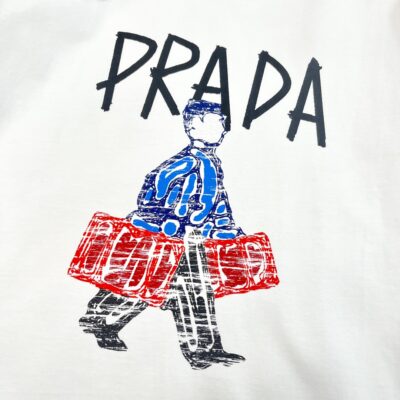 Prada 精品仿製短袖T恤 小人手提箱印花 潮流寬鬆落肩 白色24春夏百搭新作