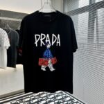 Prada 復刻版黑色短袖T恤 小人手提箱卡通印花 落肩寬鬆剪裁 2025春夏潮感百搭