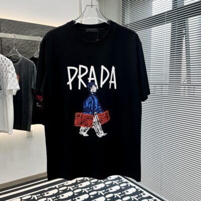 Prada 復刻版黑色短袖T恤 小人手提箱卡通印花 落肩寬鬆剪裁 2025春夏潮感百搭
