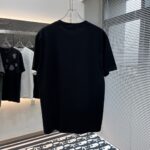 Prada 復刻版黑色短袖T恤 小人手提箱卡通印花 落肩寬鬆剪裁 2025春夏潮感百搭