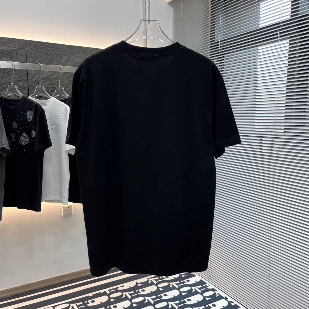 Prada 復刻版黑色短袖T恤 小人手提箱卡通印花 落肩寬鬆剪裁 2025春夏潮感百搭