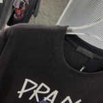 Prada 復刻版黑色短袖T恤 小人手提箱卡通印花 落肩寬鬆剪裁 2025春夏潮感百搭