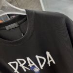 Prada 復刻版黑色短袖T恤 小人手提箱卡通印花 落肩寬鬆剪裁 2025春夏潮感百搭