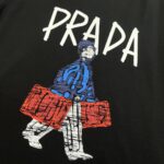 Prada 復刻版黑色短袖T恤 小人手提箱卡通印花 落肩寬鬆剪裁 2025春夏潮感百搭