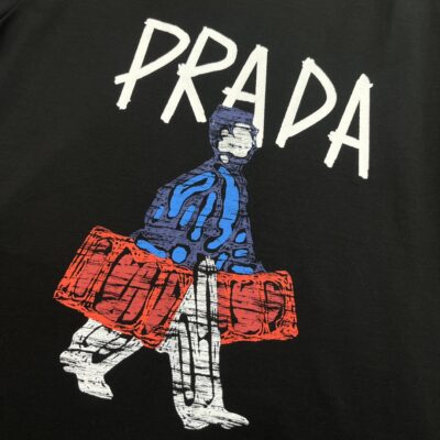 Prada 復刻版黑色短袖T恤 小人手提箱卡通印花 落肩寬鬆剪裁 2025春夏潮感百搭