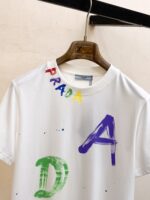 Prada 頂級原單白色短袖T恤 高定面料手繪圖案 時尚潮男必備 2025夏季新品