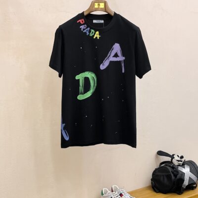 Prada 高仿黑色短袖T恤 高定面料手繪圖案 時尚舒適潮男必備 2025夏季新品