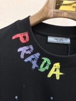 Prada 高仿黑色短袖T恤 高定面料手繪圖案 時尚舒適潮男必備 2025夏季新品