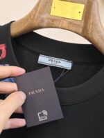 Prada 高仿黑色短袖T恤 高定面料手繪圖案 時尚舒適潮男必備 2025夏季新品