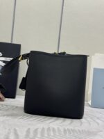 Prada 中號水桶包 1BE080｜精品仿製 2025新款柔感軟牛皮手提肩背兩用包