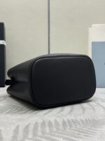 Prada 中號水桶包 1BE080｜精品仿製 2025新款柔感軟牛皮手提肩背兩用包