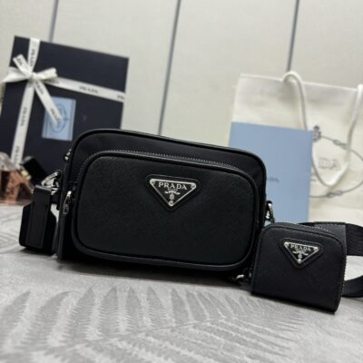 Prada 復刻版男士單肩包 2VH172 十字紋布拼Re-Nylon 可調式設計 時尚輕巧百搭
