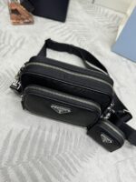 Prada 復刻版男士單肩包 2VH172 十字紋布拼Re-Nylon 可調式設計 時尚輕巧百搭
