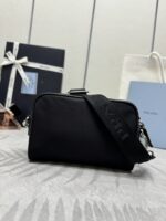 Prada 復刻版男士單肩包 2VH172 十字紋布拼Re-Nylon 可調式設計 時尚輕巧百搭