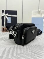 Prada 復刻版男士單肩包 2VH172 十字紋布拼Re-Nylon 可調式設計 時尚輕巧百搭