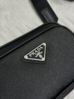 Prada 復刻版男士單肩包 2VH172 十字紋布拼Re-Nylon 可調式設計 時尚輕巧百搭