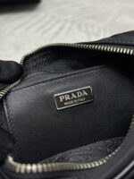 Prada 復刻版男士單肩包 2VH172 十字紋布拼Re-Nylon 可調式設計 時尚輕巧百搭