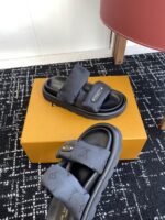 LV 25SS面包拖鞋 情侶款｜老花設計＋真羽絨填充｜頂級原單爆款拖鞋