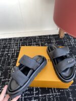 LV 25SS面包拖鞋 情侶款｜老花設計＋真羽絨填充｜頂級原單爆款拖鞋