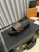 LV高仿男士涼拖鞋｜壓花Logo精品鞋面・舒適寬鬆・夏日休閒必備