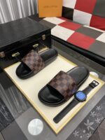 LV高仿男士涼拖鞋｜壓花Logo精品鞋面・舒適寬鬆・夏日休閒必備