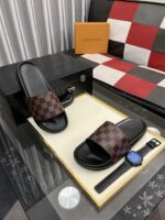 LV高仿男士涼拖鞋｜壓花Logo精品鞋面・舒適寬鬆・夏日休閒必備