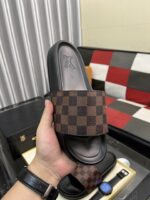 LV高仿男士涼拖鞋｜壓花Logo精品鞋面・舒適寬鬆・夏日休閒必備