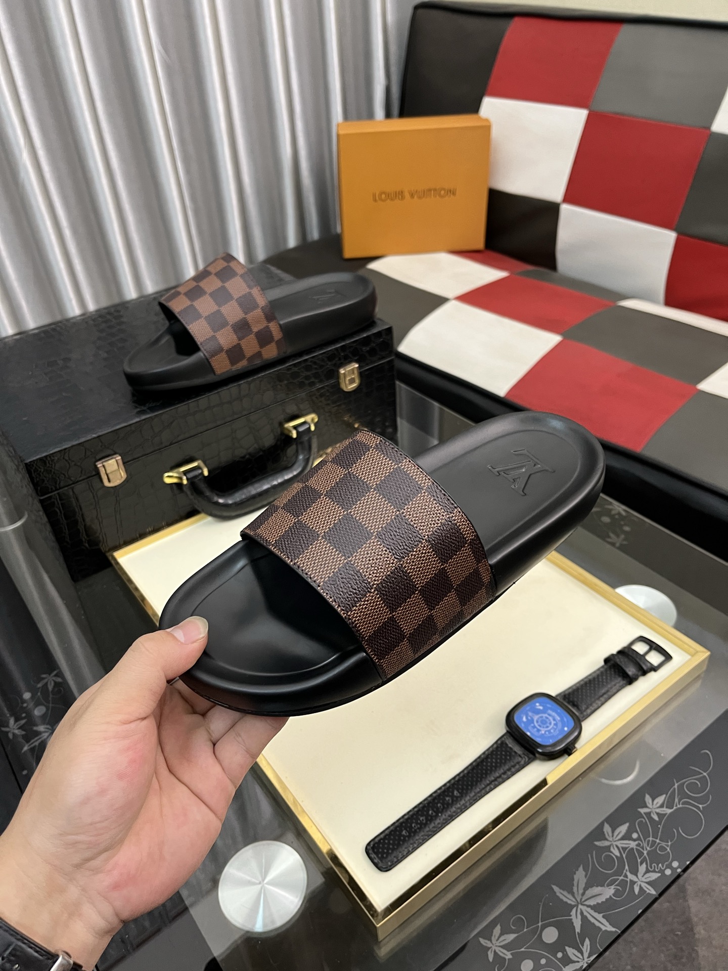 LV高仿男士涼拖鞋｜壓花Logo精品鞋面・舒適寬鬆・夏日休閒必備