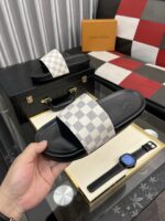 LV男士高仿涼拖鞋｜壓花Logo精緻鞋面・超軟鞋底・夏季休閒必備