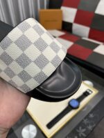LV男士高仿涼拖鞋｜壓花Logo精緻鞋面・超軟鞋底・夏季休閒必備