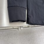 LOEW FW25新款纯色胸前小标Logo刺绣圆领长袖T恤 宽松舒适百搭