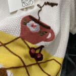 LOEWE 罗意威 女款刺绣翻领针织短袖 彩色童趣图案 樱桃花盆 松弛复古学院风