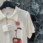 LOEWE 罗意威 女款刺绣翻领针织短袖 彩色童趣图案 樱桃花盆 松弛复古学院风