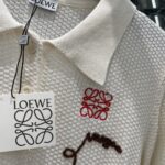 LOEWE 罗意威 女款刺绣翻领针织短袖 彩色童趣图案 樱桃花盆 松弛复古学院风