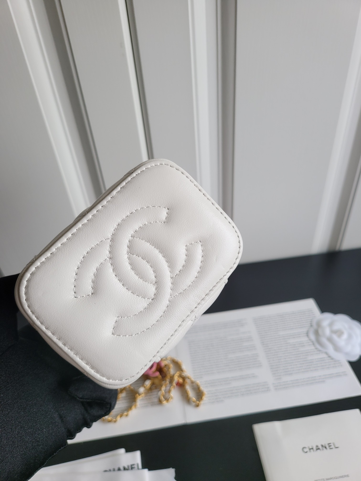 CHANEL高仿白色手工坊珐瑯雙C調節扣Mini盒子包 化妝包 精緻新品